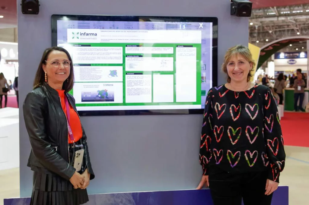 Rosa Morillo y Raquel Casado, farmacÃ©uticas comunitarias en Zaragoza y Madrid, posan en Infarma junto a su pÃ³ster sobre prescripciones veterinarias. Foto: JAUME COSIALLS.