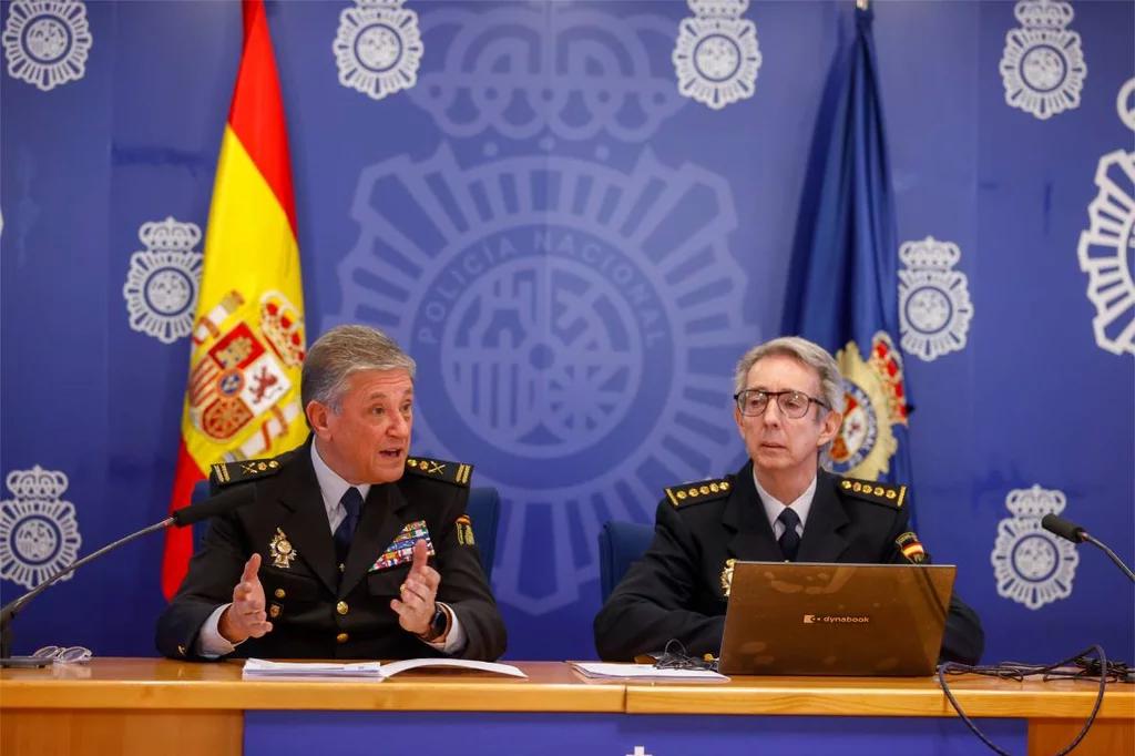 El comisario de Seguridad Ciudadana, Juan Castro Estévez, y el interlocutor policial Nacional Sanitario, Manuel Yagüas Menéndez, durante la presentación de los datos del balance de actuaciones de la Policía Nacional para prevenir los ataques a sanitarios. Foto: EFE/JAVIER LINZÓN.