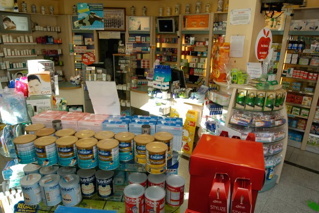 Expertos recomiendan que los farmacÃ©uticos hagan compras reflexivas y no impulsivas para provisionar sus estanterÃas. Foto: LUIS CAMACHO.