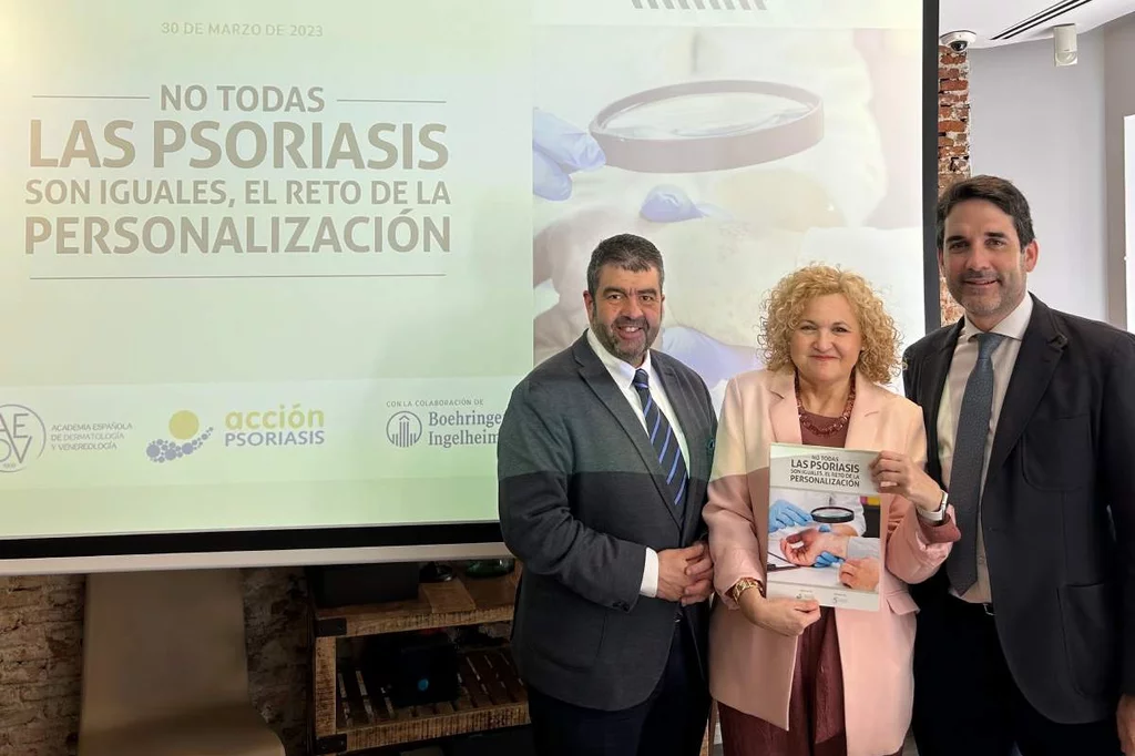 Santiago Alfonso, director de Acción Psoriasis; Montserrat Ginés, vicepresidenta de Acción Psoriasis; y Pablo de la Cueva, jefe del Servicio de Dermatología del Hospital Universitario Infanta Leonor, presidente de la Sección Centro de la AEDV y secretario del Grupo Español de Psoriasis de la AEDV.