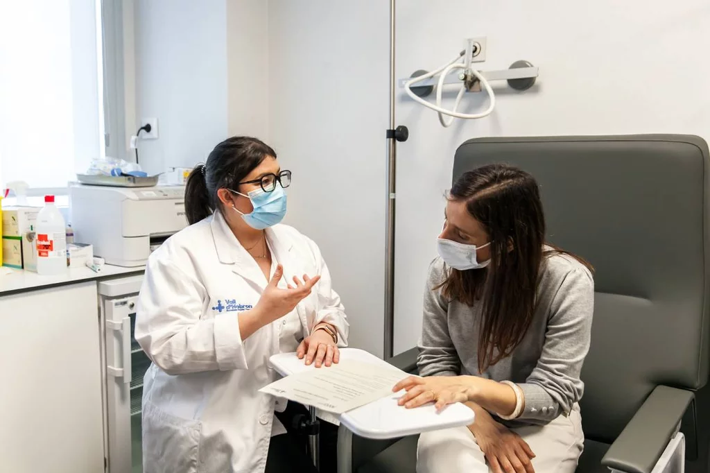 Lali GinÃ©s, EPA en cefalea en el Hospital Vall d'Hebron, junto a una paciente. Foto: SONIA TRONCOSO