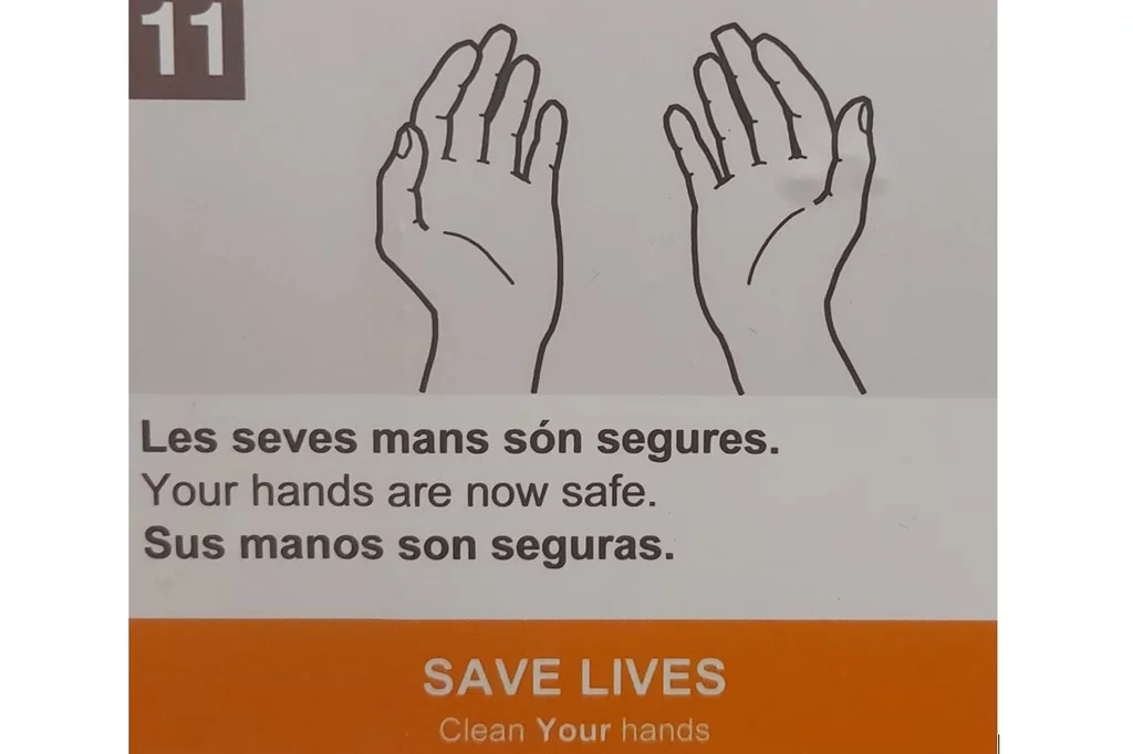 Â«Sus manos son segurasÂ» puede leerse (en tres lenguas) en un cartel que cuelga en los baÃ±os del aeropuerto de Barcelona.