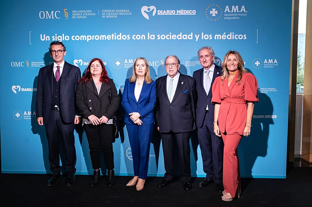 De izquierda a derecha, Nicola Speroni, director general y consejero de Unidad Editorial; Celia Gómez, directora de Ordenación Profesional; Ana Pastor, vicepresidenta segunda del Congreso; Diego Murillo, presidente de A.M.A.; Tomás Cobo, presidente del CGCOM, y Rosario Serrano, directora de Negocio del Área de Salud de UE. Foto: JOSÉ LUIS PINDADO.