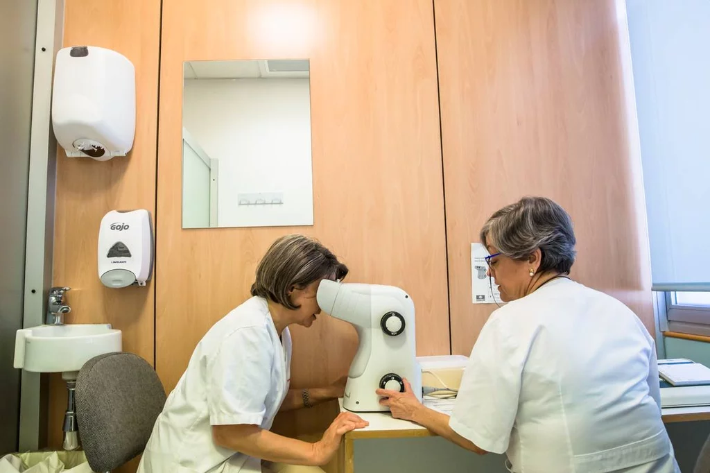 Una enfermera del Trabajo revisa la vista a una trabajadora. Foto: ARIADNA CREUS y ÀNGEL GARCÍA (BANC IMATGES INFERMERES)