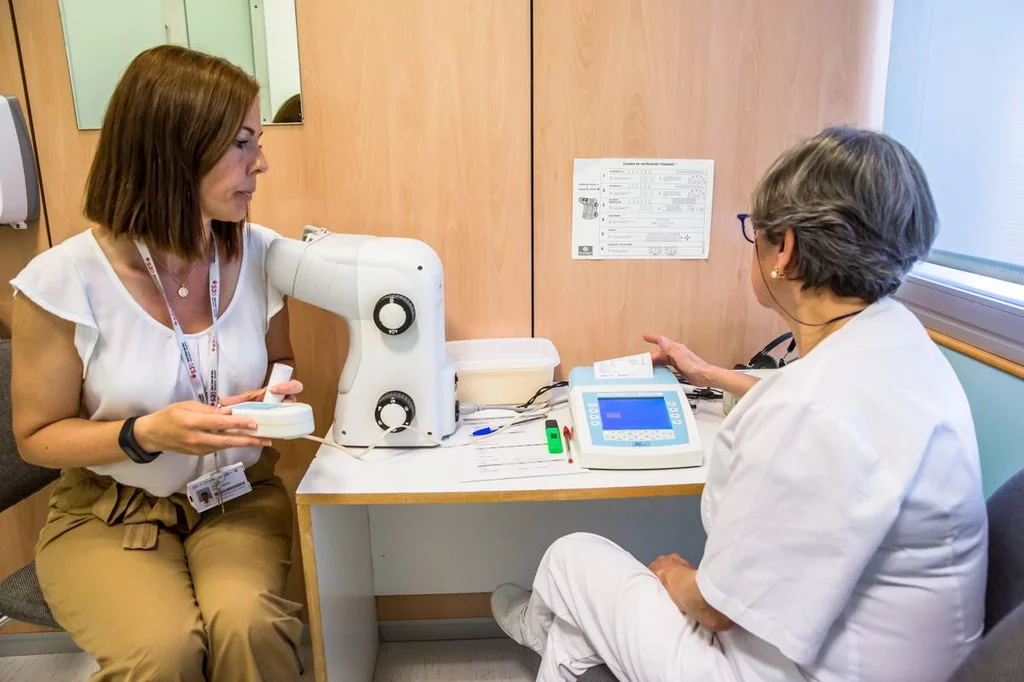 Una enfermera del Trabajo realiza una espirometrÃa a una trabajadora: Foto: ARIADNA CREUS y Ã€NGEL GARCÃA (BANC IMAGES INFERMERES)