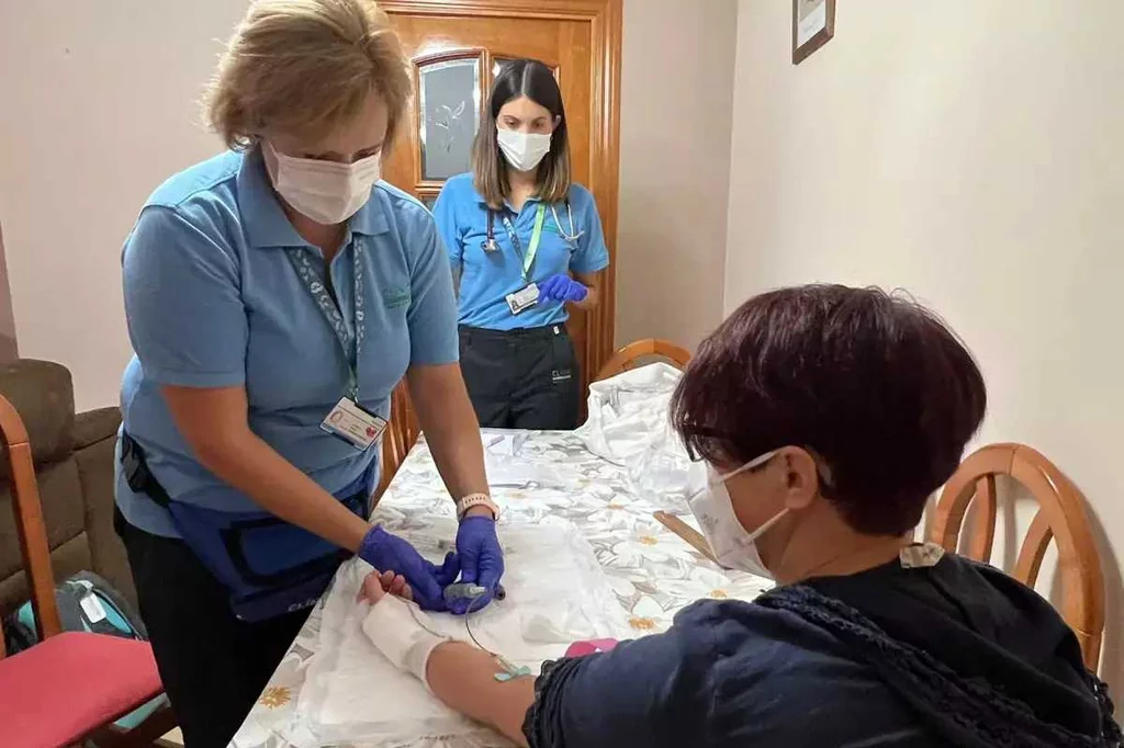 La asistencia en el hospital y en el domicilio es prácticamente la misma. Foto: CLÍNIC DE BARCELONA