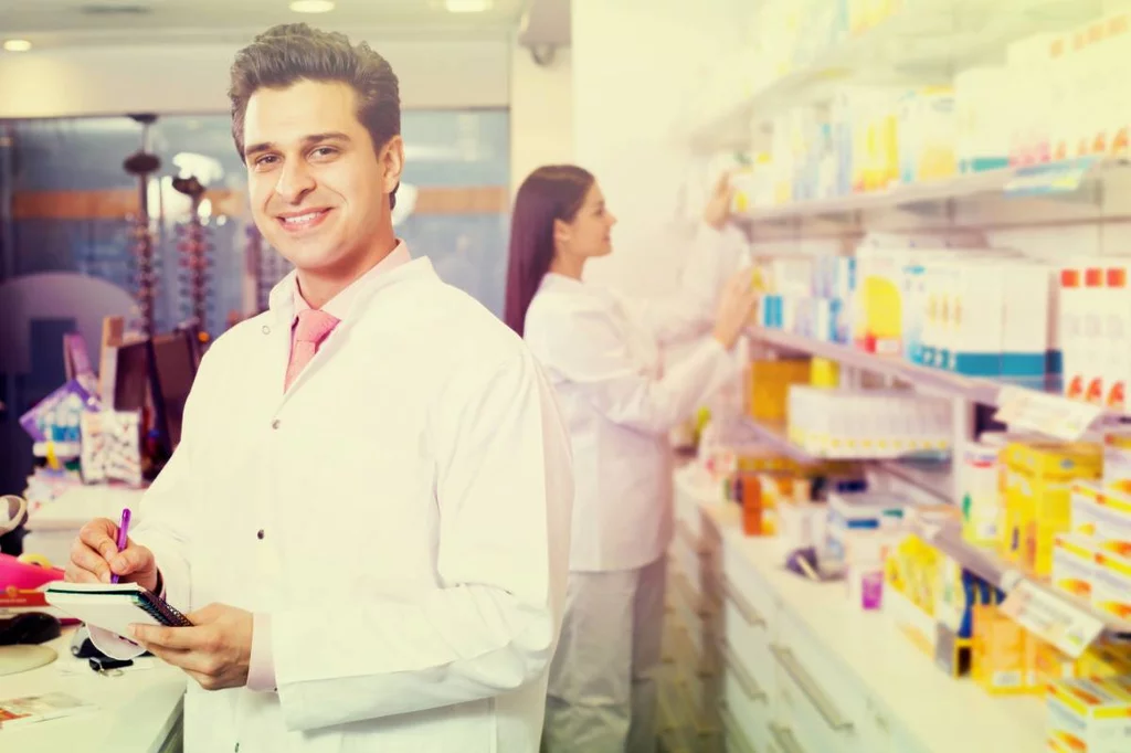Como el techo de crecimiento profesional es muy bajo en la farmacia, delegar responsabilidades en el adjunto es motivador. Foto: ISTOCK.
