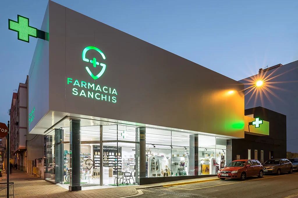 Fachada de la Farmacia SanchÃs de Ribarroja (Valencia) con un logotipo moderno y original.