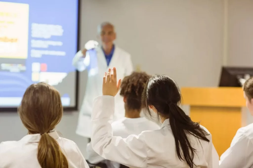 Las habilidades sobre informática médica e IA deben adquirirse desde el pregrado y durante toda la carrera profesional del médico.