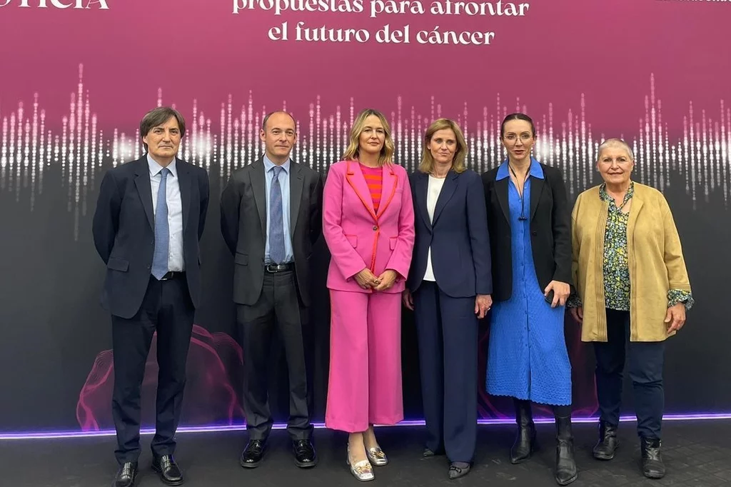 Mariano Provencio, jefe de Oncología Médica del Hospital Puerta de Hierro de Majadahonda; Aleix Prat, jefe de Oncología del Hospital Clínic de Barcelona; Marta Moreno, directora de Asuntos Corporativos y Acceso al Mercado de AstraZeneca; Silvia Garriga, vicepresidenta de La Fundación FERO; Mariana Bastos, hematóloga del Hospital Gregorio Marañón, de Madrid, y Begoña Barragán, presdienta del Grupo Español de Pacientes con Cáncer.