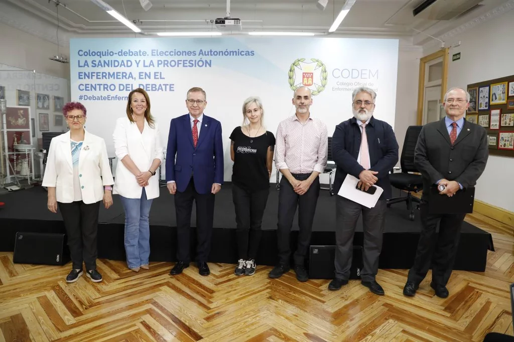 De izquierda a derecha: María Sainz (PSOE); Ana María Cuartero (Vox); Jorge Andrada, presidente del CODEM; Marta Carmona (Más Madrid); Daniel Cuesta (Podemos - IU); Eduardo Raboso (PP) y Juan Muñoz Mansilla, moderador del coloquio-debate. Foto: CODEM