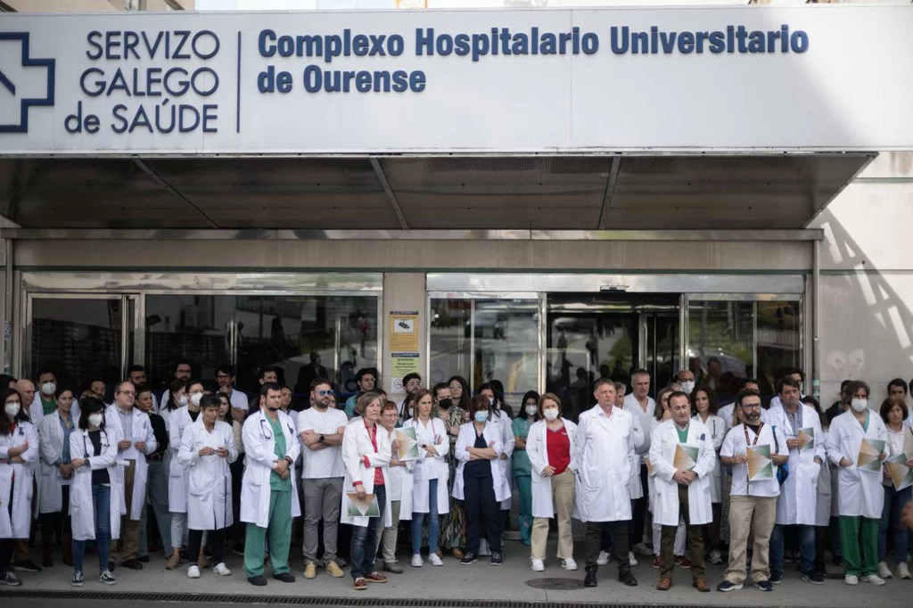 Asistentes a la concentraciÃ³n celebrada a las puertas del Hospital de Ourense, con motivo de la huelga indefinida que mantienen los mÃ©dicos de Galicia. Foto: EFE/ BRAIS LORENZO