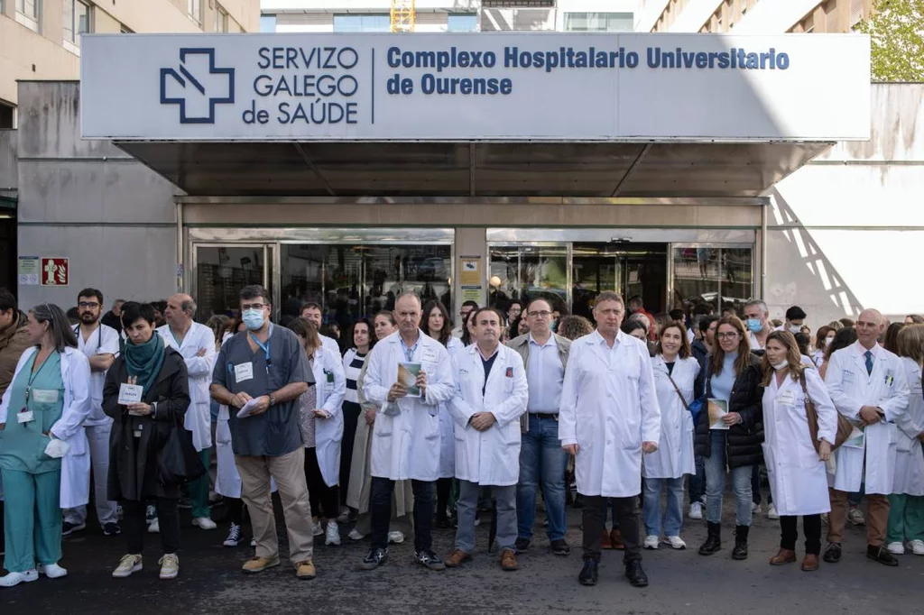 Asistentes a UNA concentración celebrada a las puertas del Hospital de Ourense, con motivo de la huelga indefinida que mantienen los médicos de Galicia. Foto: EFE / BRAIS LORENZO