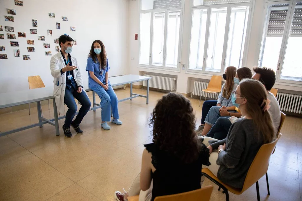 Dos MIR de Neurologa del Hospital Clnico San Carlos responden a las dudas de un grupo de aspirantes. Foto: SERGIO GONZÁLEZ VALERO. Vdeo: SERGIO ENRÍQUEZ NISTAL.