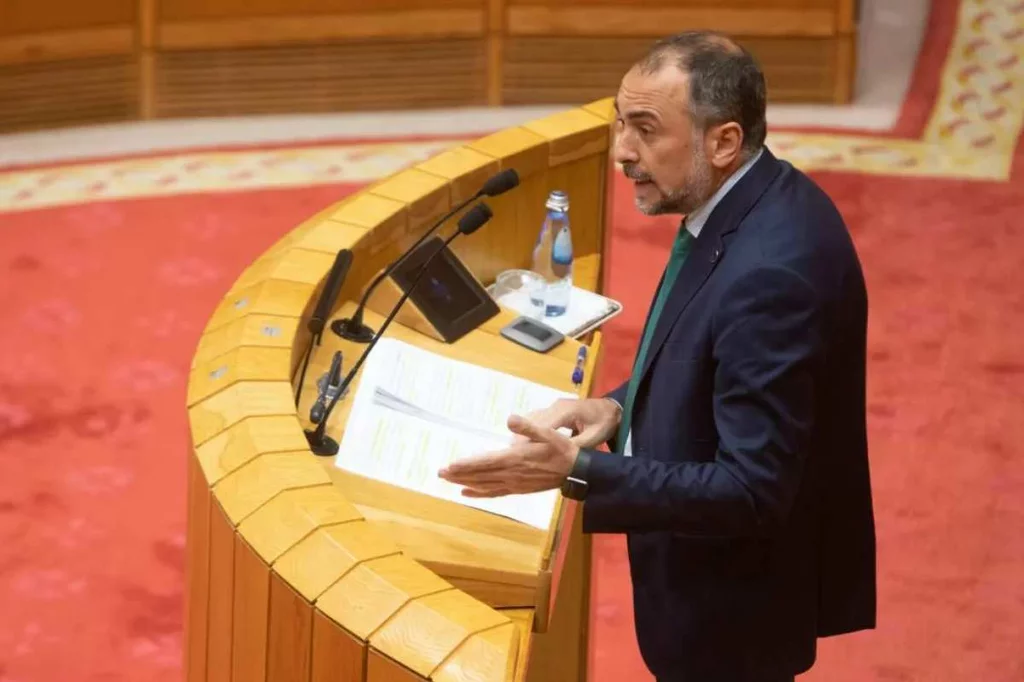 El consejero gallego de Sanidad, Julio García Comesaña, durante una intervención en el parlamento autonómico. Foto: XUNTA DE GALICIA.