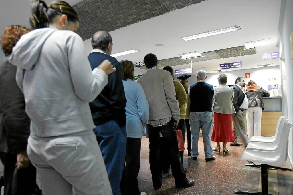 Imagen de archivo de varios pacientes esperando para pedir una cita mÃ©dica en un ambulatorio. UE