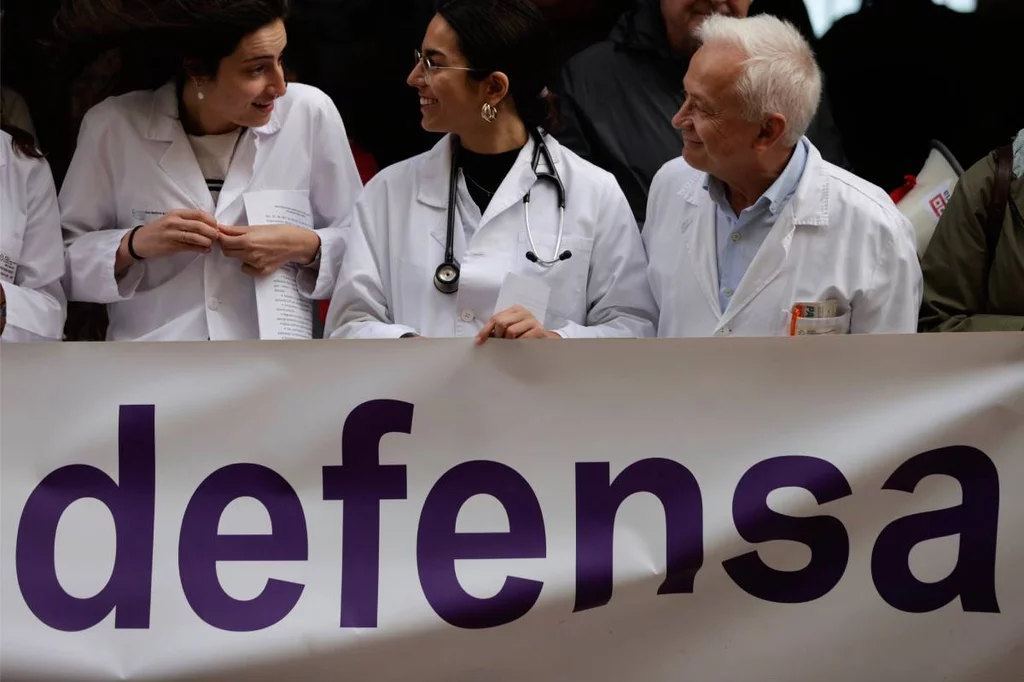  Concentración llevada a cabo este miércoles a las puertas del Centro de Salud de San Xosé, en A Coruña, que ha sido convocada por Sanidad Pública en el Da Mundial de la Atención Primaria. Foto: EFE/CABALAR