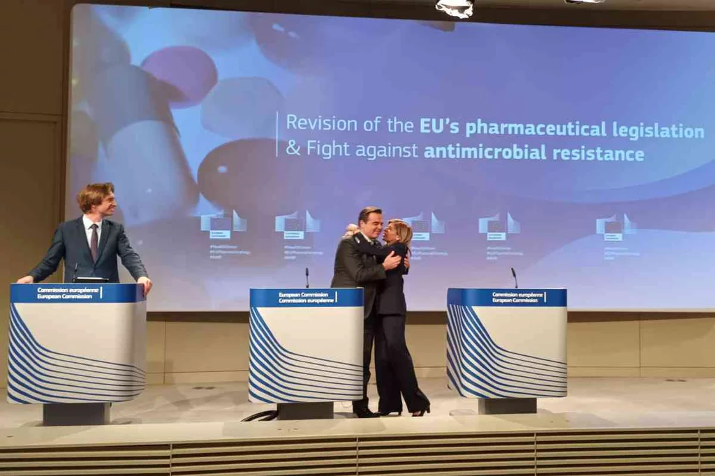 Abrazo entre la comisaria de Salud de la UE, Stella Kyiriakides, y el vicepresidente primero de la Comisión Europea, Margaritis Schinas, en la presentación de la propuesta farmacéutica europea. Foto: UE.