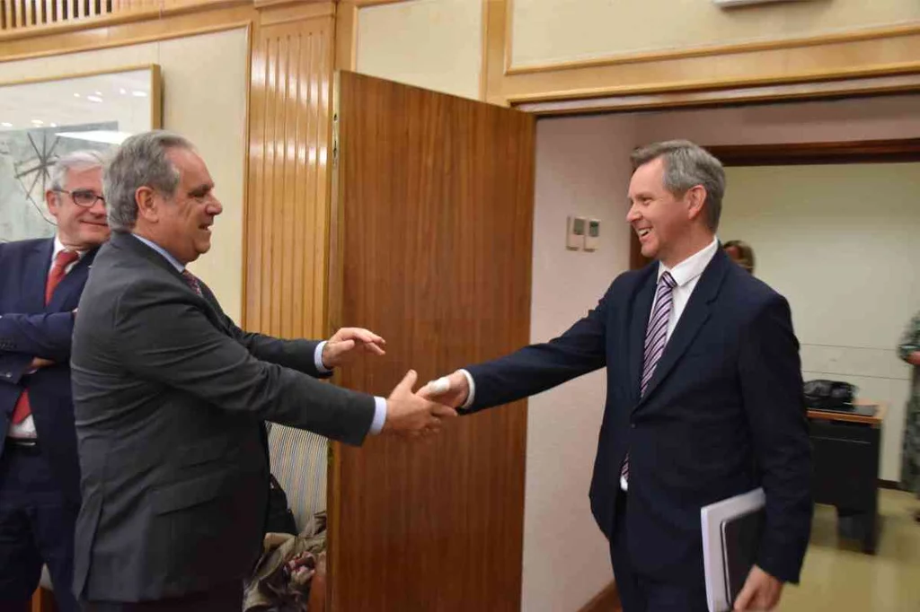 JesÃºs Aguilar, presidente del Consejo General de COF, y JosÃ© Manuel MiÃ±ones, ministro de Sanidad, se saludan ante la mirada de Jordi de Dalmases, vicepresidente del Consejo. Foto: MINISTERIO DE SANIDAD.