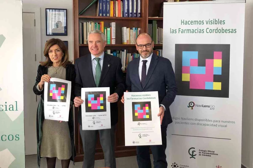 La delegada territorial de Salud y Familias de Córdoba, María Jesús Botella; el presidente del COF de Córdoba, Rafael Casaño, y el teniente de alcalde y delegado de Inclusión y Accesibilidad de la ciudad, Bernardo Jordano. Foto: COF DE CÓRDOBA.