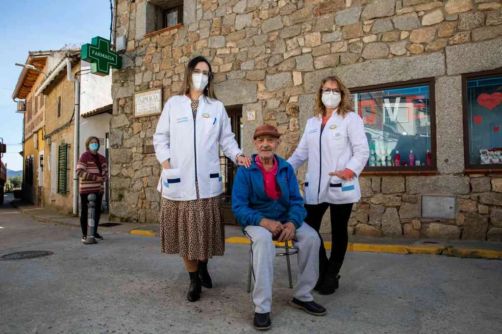 Vanessa Luengo, farmacéutica en Almendral de la Cañada (Toledo), junto a su auxiliar y uno de sus pacientes. Foto: SERGO GONZÁLEZ VALERO.