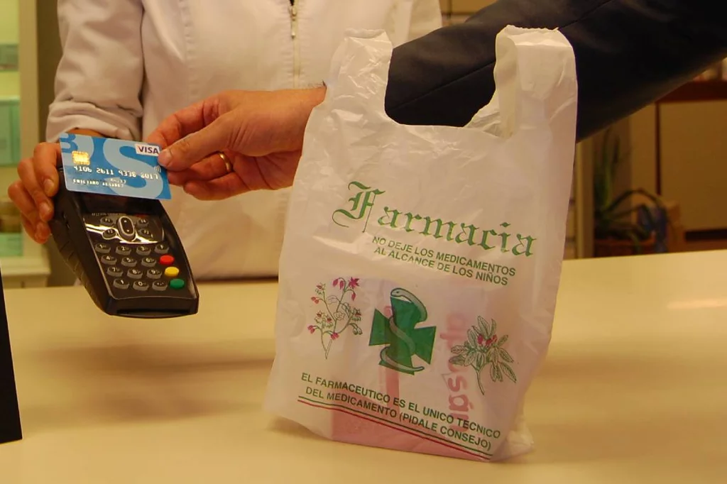 Pago con tarjeta 'contactless' en la farmacia Loidi, en San Sebastián. Foto: BANCO SABADELL GUIPUZCOAN