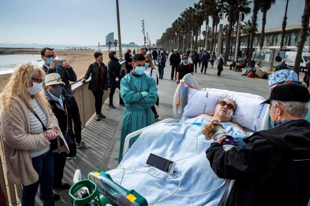 Fotos de pacientes con covid-19 de la UCI del Hospital del Mar tomando el sol en el Paseo Martimo dieron la vuelta al mundo en 2020.  