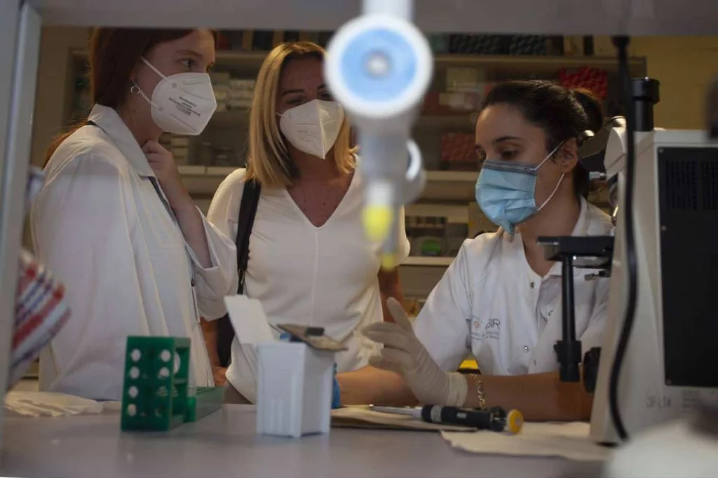 La consejera de Salud de La Rioja María Somalo (centro), durante una visita a los investigadores que hacen prácticas en el CIBIR, en Logroño. Foto: GOBIERNO DE LA RIOJA.