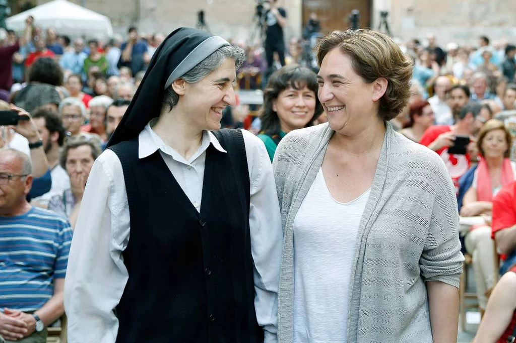 Teresa Forcades, monja y médico, junto a la entonces candidata a la alcaldía de Barcelona en Comú, Ada Colau, en una foto de archivo de 2015. Foto: EFE