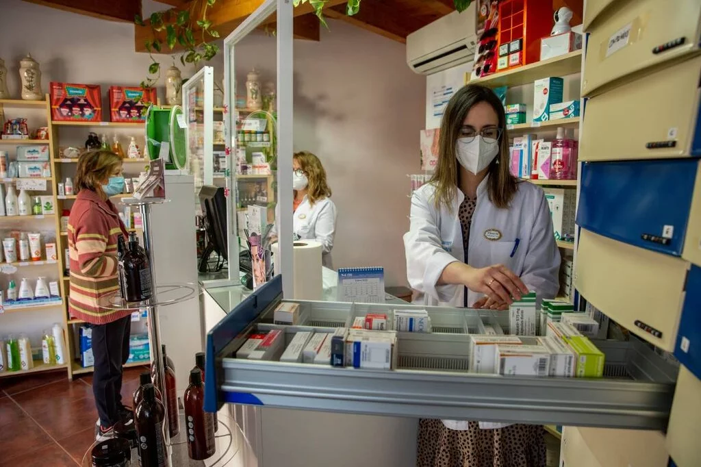 Vanesa Luengo, en su farmacia de Almendral de la Cañada (Toledo). Foto: SERGIO G. VALERO.