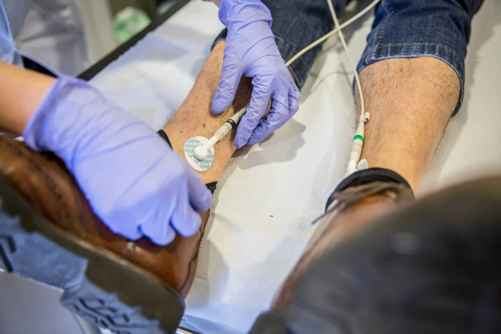 Un enfermera de AP realiza un electrocardiograma. Foto: ARIADNA CREUS Y Ã€NGEL GARCÃA (BANC IMATGES INFERMERES)