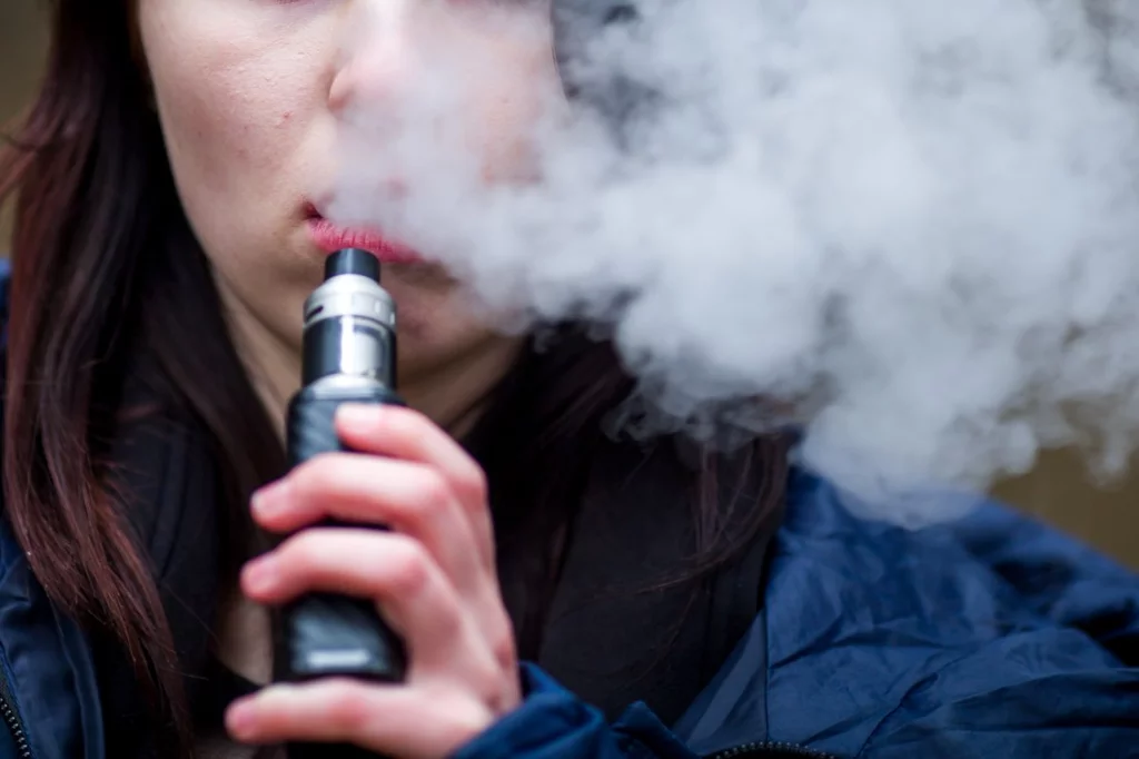 El consumo de cigarrillos electrónicos entre los estudiantes de 14 a 18 años se sitúa en el 22,8% en el último año.