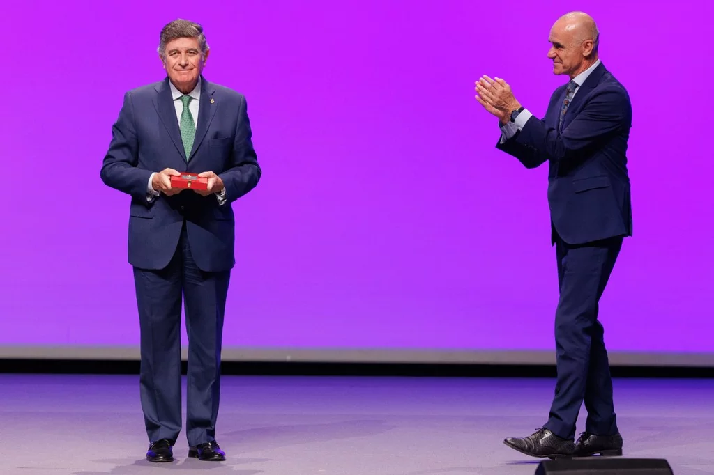 Manuel Pérez, presidente del COF de Sevilla, recibió la distinción de manos del alcalde en funciones de la ciudad, Antonio Muñoz.