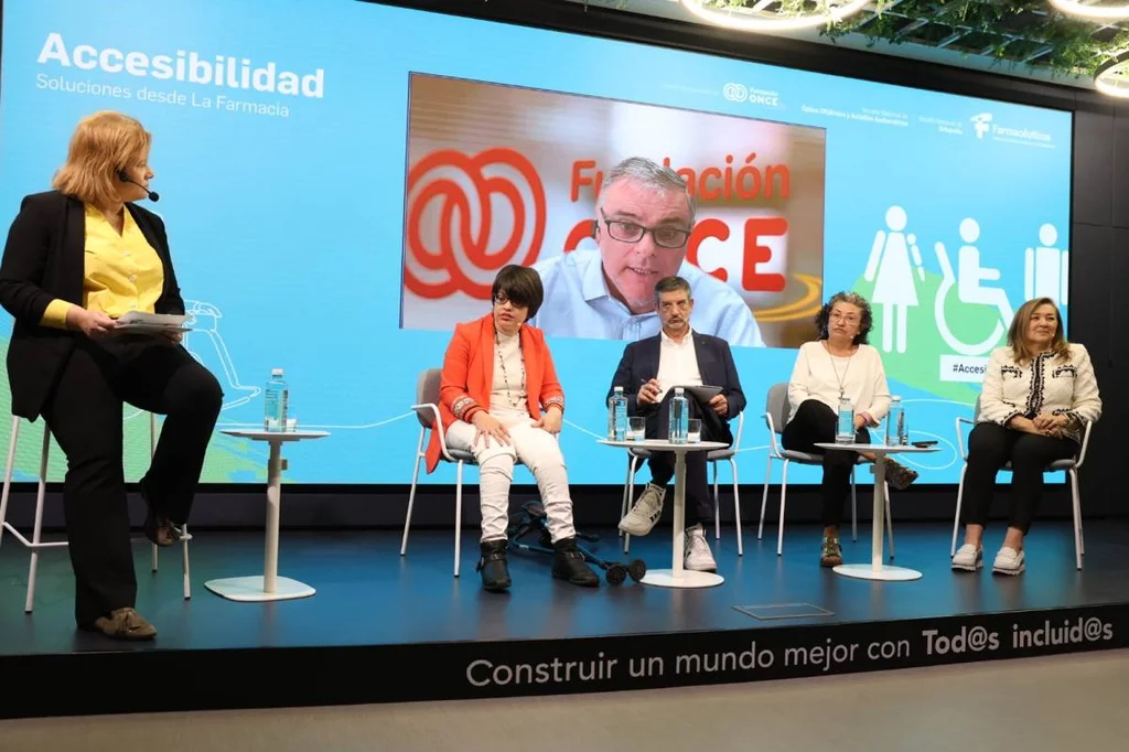 Mijimolle, Tecglen, Alonso Calzada, Fernández de Dios, Barbero Lázaro y, de fondo, Hernández Galán, en el debate organizado en la jornada sobre accesibilidad y farmacia, organizada por el Consejo de COF.