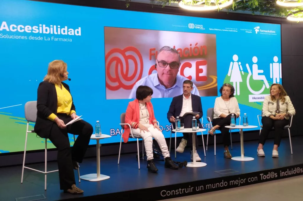 Mijimolle, Tecglen, Alonso Calzada, Fernández de Dios y Barbero Lázaro, en el debate organizado en la jornada sobre accesibilidad y farmacia, organizada por el Consejo de COF. Foto: GEMA SUÁREZ