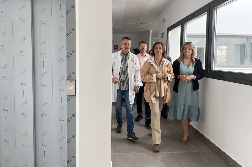  La consejera de Salud y Consumo de Andalucía, Catalina García, en una visita al centro de salud de Huesa, Jaén. Foto: JUNTA DE ANDALUCÍA