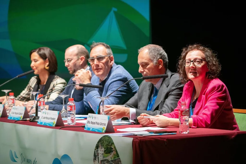 Raquel Martínez, Óscar Fernández Torre, Raúl Pesquera, José Manuel Paredero y Raquel Prieto, presidenta del Comité Organizador, en el acto inaugural del 26 Congreso Nacional de Sefap, que se está celebrando estos días en Santander. Foto: ROMÁN G. AGUILERA.