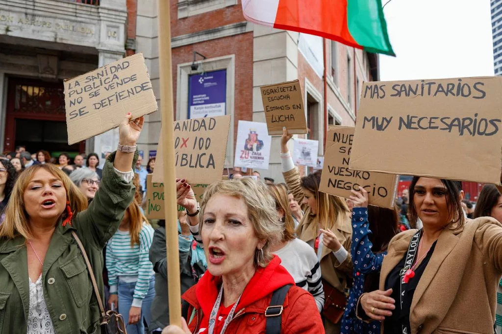 Aspecto de la manifestación convocada en Bilbao por los sindicatos de la mesa sectorial en protesta por el 