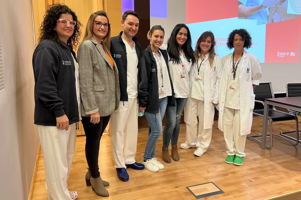 Carmen Montesinos y Antonia Berna (las dos de la derecha) con otros participantes en la jornada.