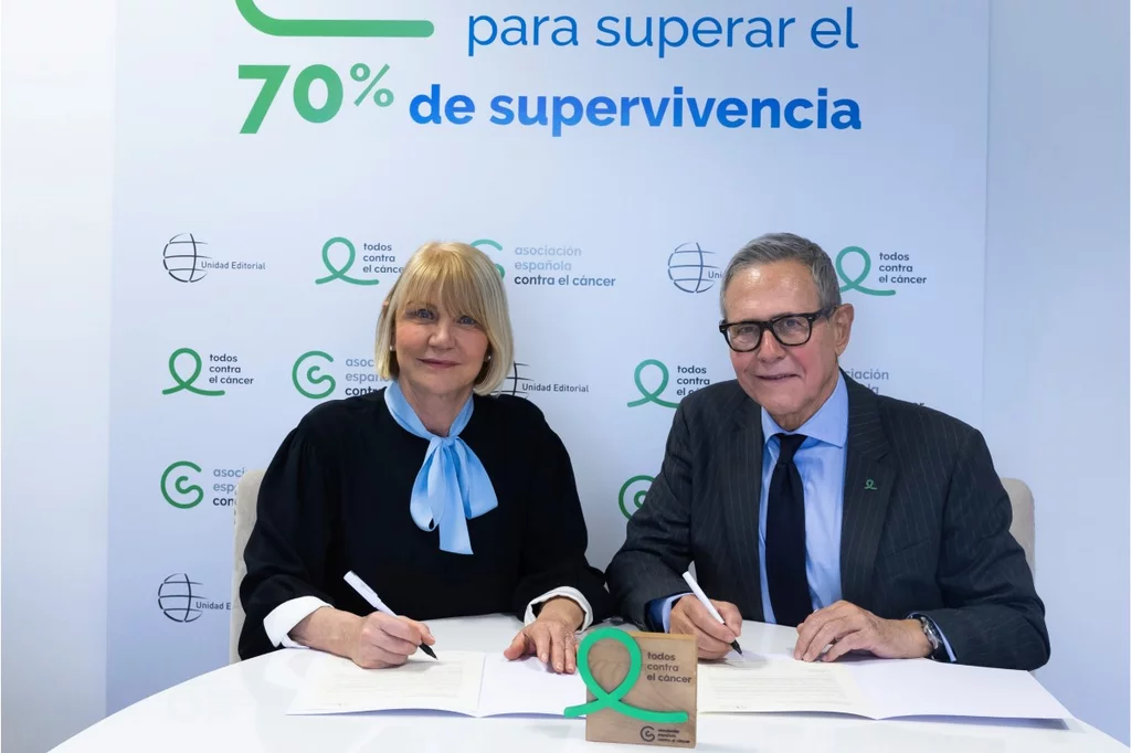 Stefania Bedogni, directora general y consejera de Unidad Editorial, junto a Ramón Reyes, presidente de la Asociación Española Contra el Cáncer.
