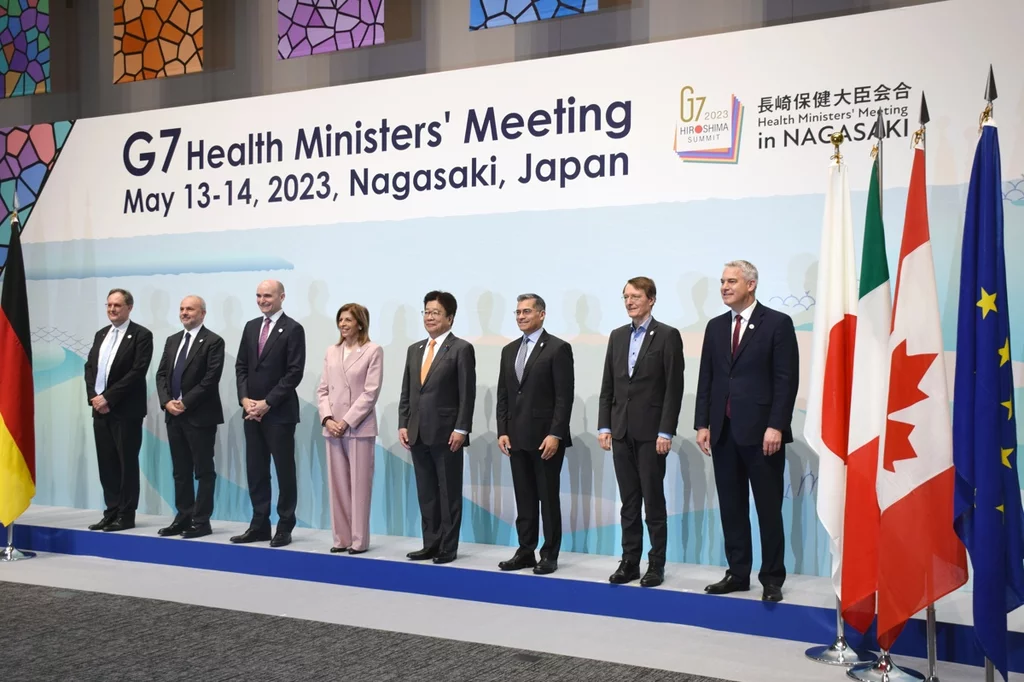 Foto oficial de los ministros y representantes de Sanidad de los paÃses que forman el G7 y que se han reunido estos dÃas en Nagasaki (JapÃ³n). EFE/EPA
