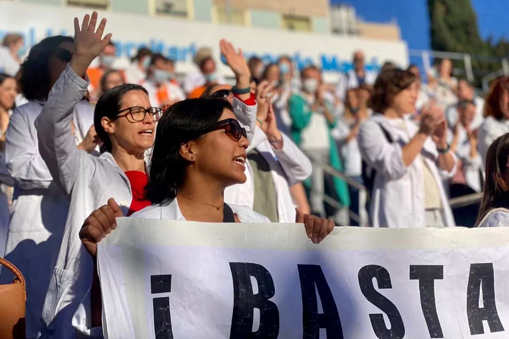 Detalle de una de las concentraciones de protesta que han inaugurado la huelga, concretamente en el Hospital Gregorio Marañón. Foto: PLATAFORMA DE FACULTATIVOS.