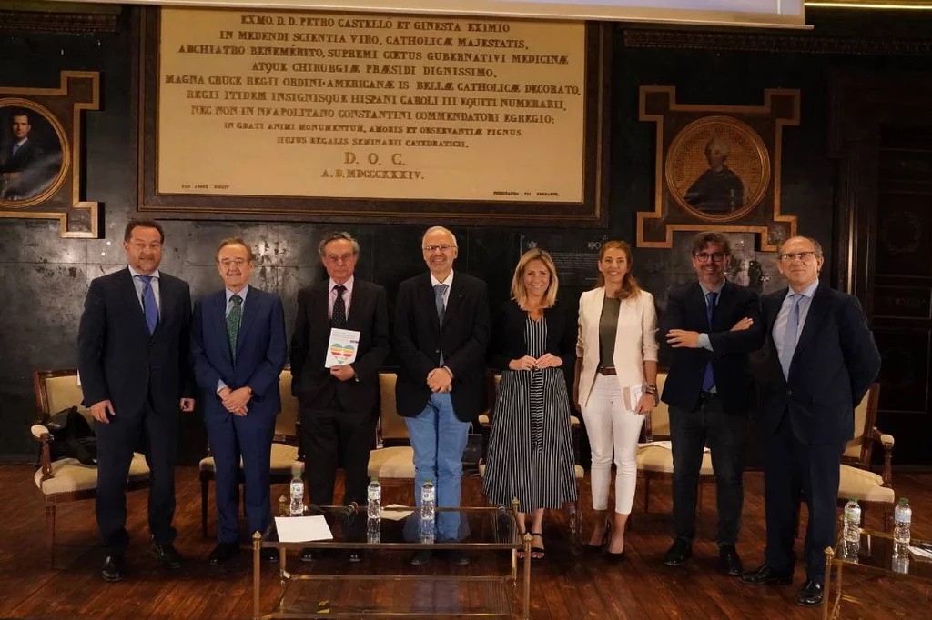 Fernando Prados, viceconsejero de Sanidad de Madrid; Carlos Macaya, presidente de la Fundación IMAS; Javier Elola, presidente del Compas; Manuel Martínez-Sellés, presidente del Icomem; Carina Escobar, presidenta de la POP; Marta Marbán, presidenta de la Comisión de Sanidad de la Asamblea de Madrid; Javier Martín, vicesecretario del Icomem y Javier García Alegría, presidente de Facme. Foto: ICOMEM