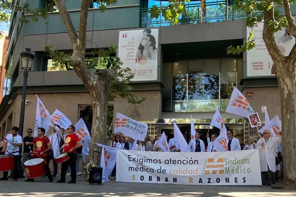 Aspecto de la concentración convocada hoy por el Sindicato Médico ante la sede de la Consejer�a de Sanidad en la capital autonómica. Foto: CESM-CV.