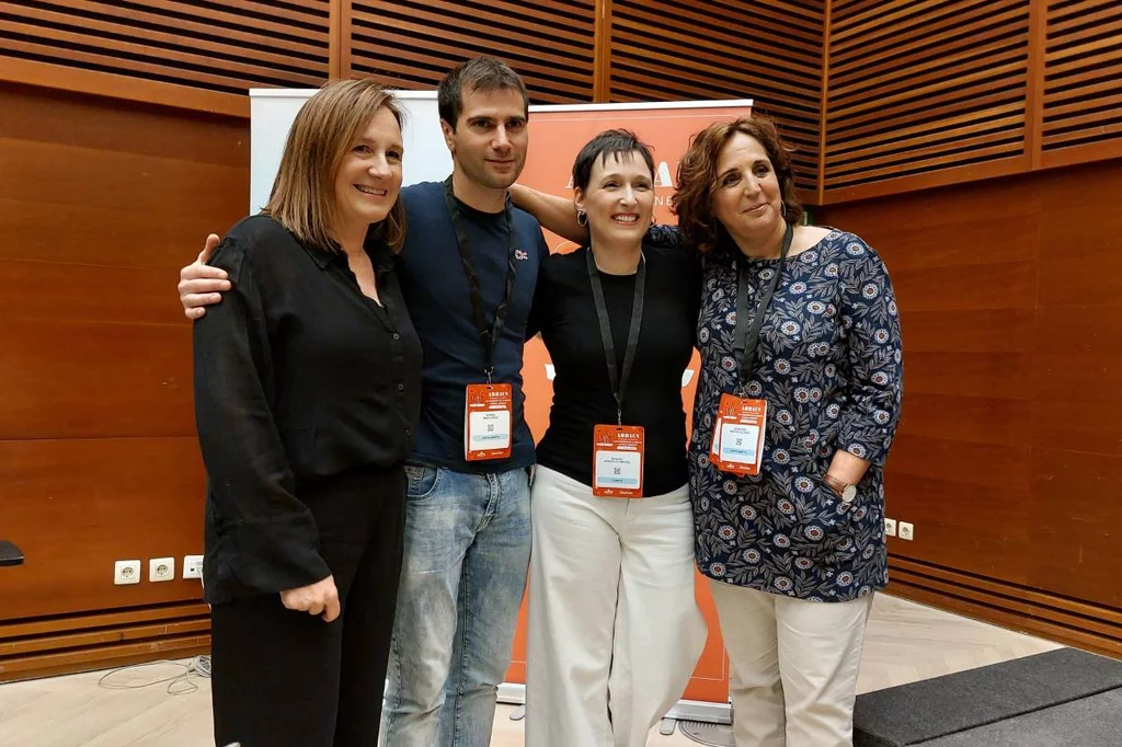 De izquierda a derecha, Itziar Vergara, coordinadora del comité científico; Gorka Maiz, presidente de Osatzen; Raquel González, coordinadora del comité organizador, y Remedios Martín, presidenta de Semfyc. Foto: SEMFYC.