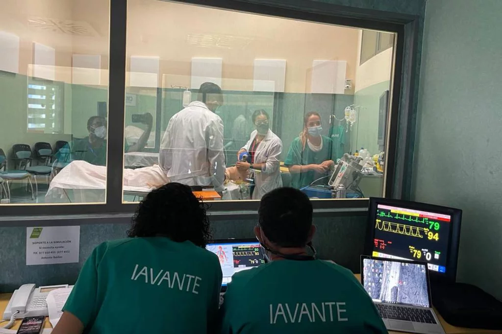 Dos tutores monitorizan un actividad formativa con un programa de simulación cl�nica en un hospital andaluz. Foto: JUNTA DE ANDALUCÍA.