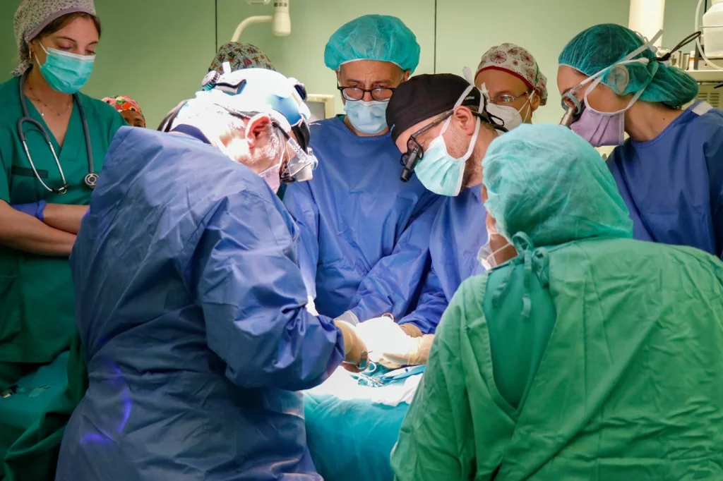 Un momento de la intervención realizada en el Hospital La Fe, de Valencia. FOTO: GVA