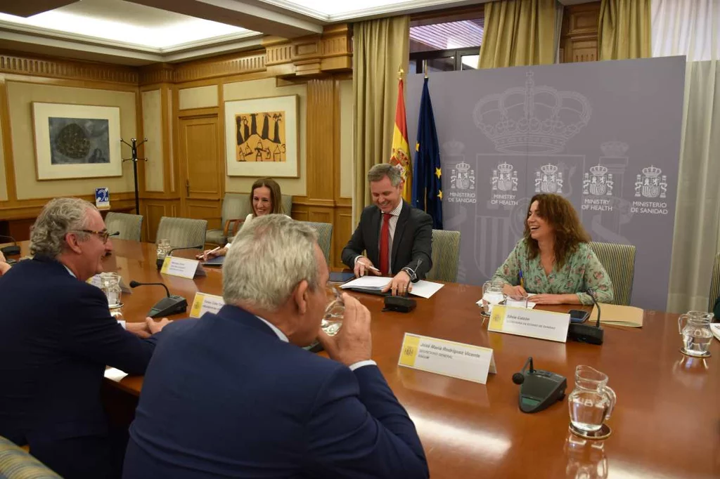 El ministro de Sanidad, José Manuel Miñones, y la secretaria de Estado, Silvia Calzón, en un momento de la conversación con el presidente del Cgcom, Tomás Cobo, y la Comisión Permanente de la corporación. Foto: MINISTERIO DE SANIDAD.