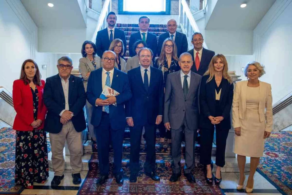 Mariano Avilés, presidente de la Asociación Española de Derecho Farmacéutico (Asedef), con Iñaki Betolaza, director de Farmacia del Departamento de Salud del Gobierno vasco, y otros autores participantes del estudio que presentaron en el Senado. Foto: ASEDEF.