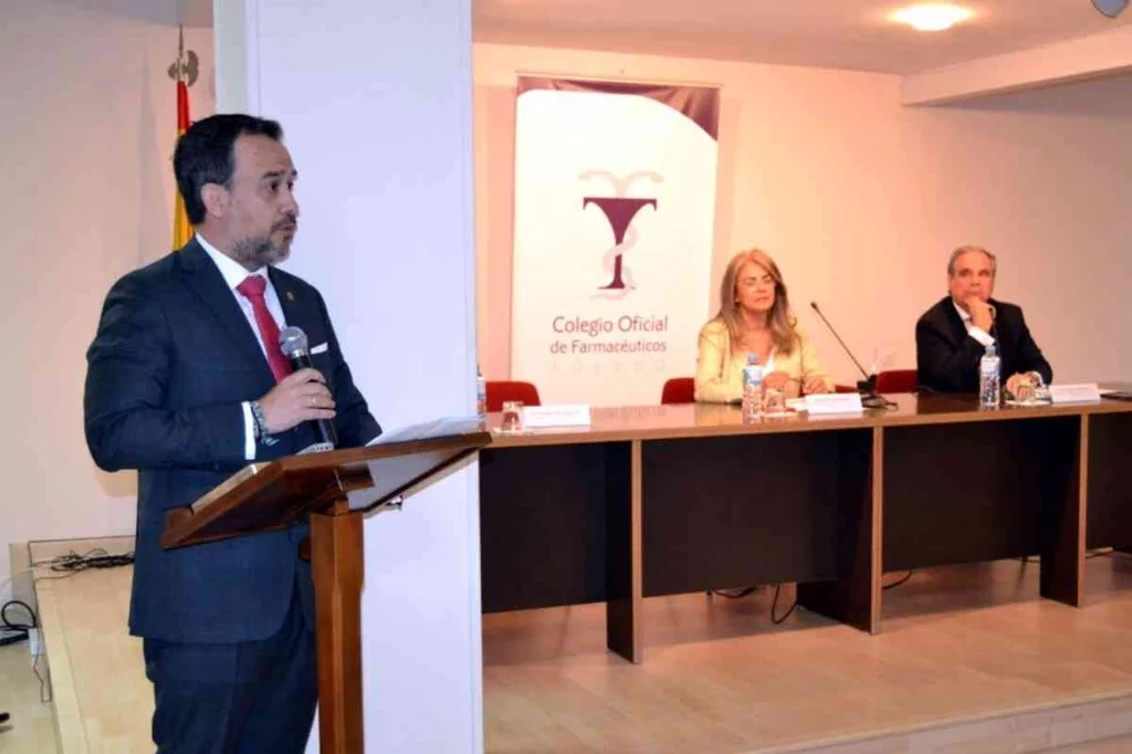 Francisco Jimeno, presidente del COF de Toledo, revalidando su cargo en la toma de posesión: Foto: COFCAM.